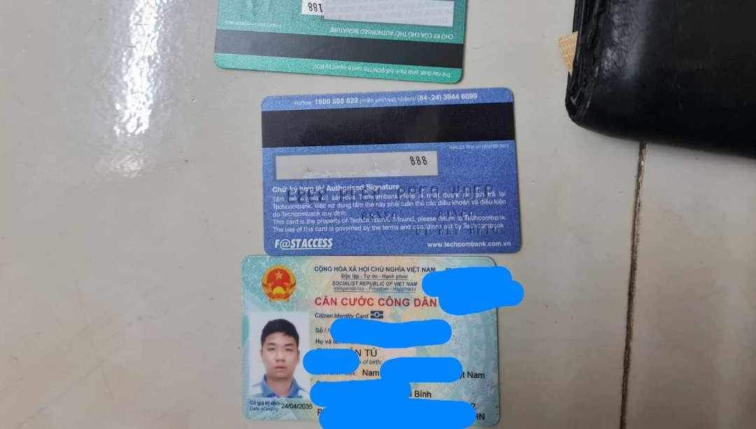 Nhặt dc giấy tờ tên Tú