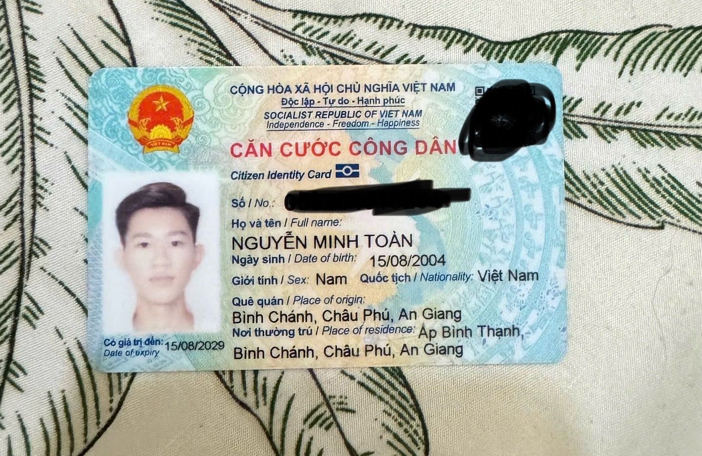  Trong ví bao gồm:  - Cccd  - Giấy phép lái xe  - Cavet xe   Nguyễn Minh 2004